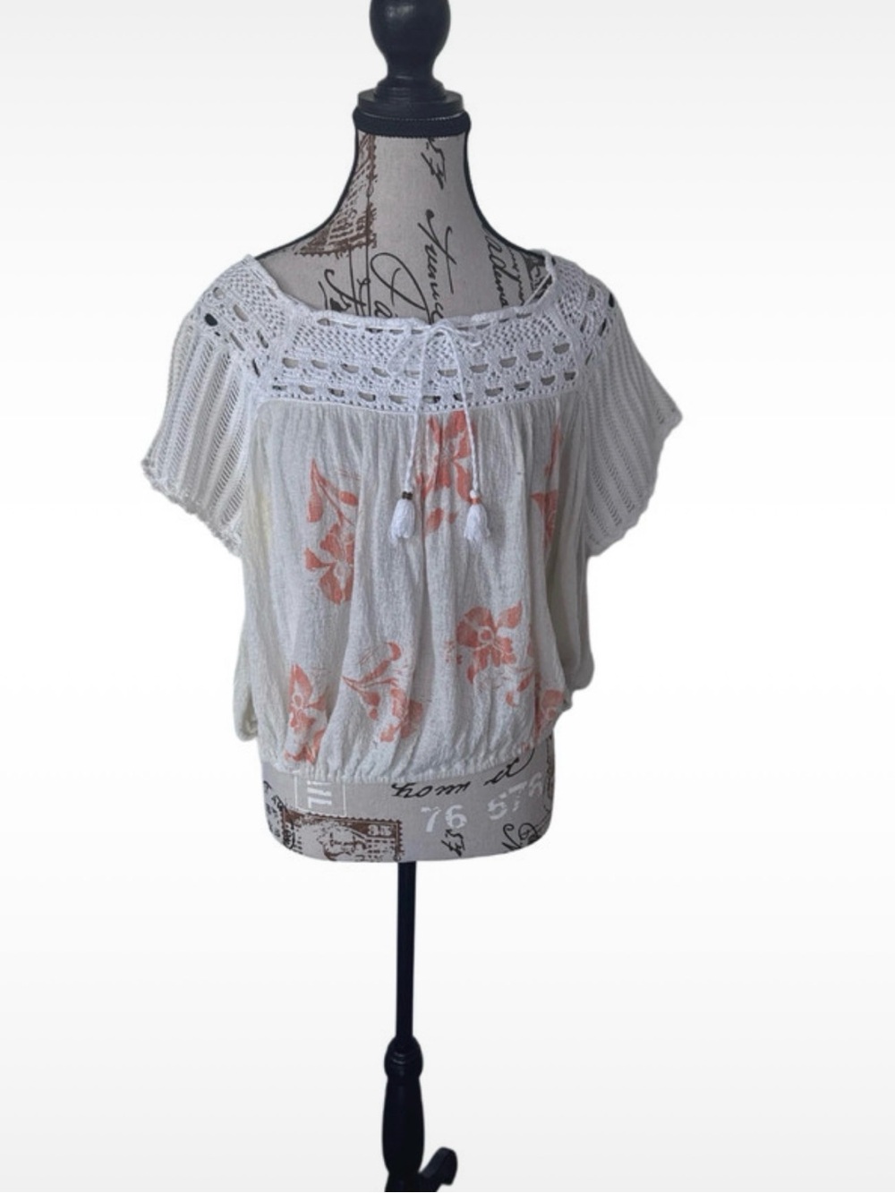 Excellent condition! Free people boho Crochet Floral Top - White with Coral Prin